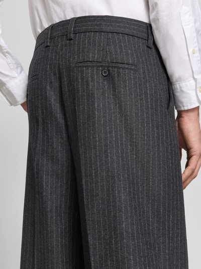 Mężczyzna nosi Relaxed Fit Stoffhose aus Baumwoll-Mix od Filippa K, ciemnoszary materiał w jasne paski, kieszeń z guzikiem, perspektywa z tyłu, detal tylnej części, długość nogawki 80 cm, szerokość w rozmiarze 50: 45 cm