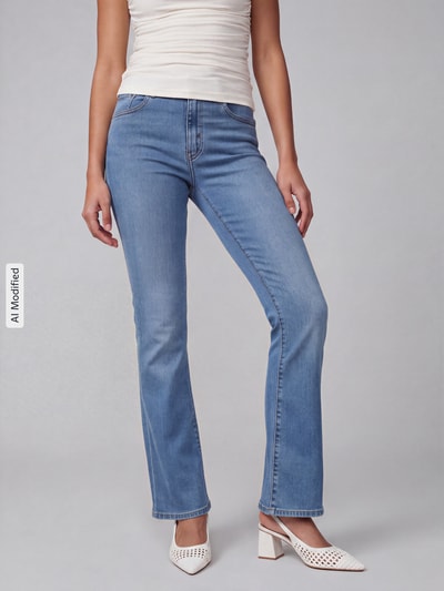 Frauenmodel trägt hellblaue Slim Fit Bootcut-Jeans aus Baumwoll-Mix mit Lyocell-Anteil Modell '725 HIGH RISE BOOTCUT' von Levi's® 300, Geradeansicht, Ganzkörperansicht von vorne, Damen Bootcut-Jeans von Levi's® 300, KI-modifiziertes Bild.
