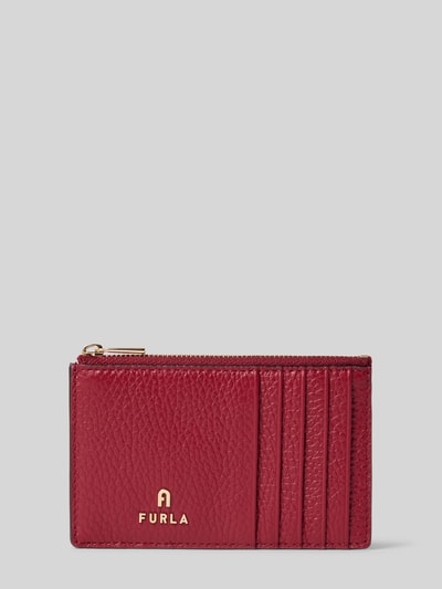 Produktfoto, Kartenetui aus echtem Leder Modell 'CAMELIA' von FURLA in dunklem Rot, Strukturmuster, metallic Label, Reißverschluss, Steckfächer