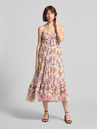 Frauenmodel trägt Cocktailkleid aus Mesh im Stufen-Look von LACE & BEADS, A-Linie, Midikleid mit Drapierungen und verstellbaren Spaghettiträgern, Rückenlänge in Größe S 125 cm, Brustweite 36 cm, Blumendruck in Pastellfarben, luftige Mesh-Struktur mit Stufen-Look, Ganzkörperansicht von vorne.