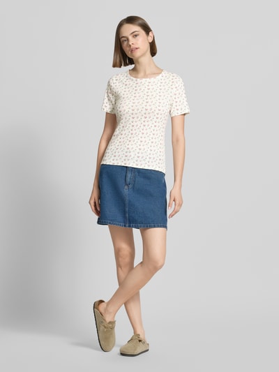 Frauenmodel trägt Damen T-Shirt von Pieces, Modell 'TURIEL', Optik:Allover-Muster, Slim-Fit, Rundhals, Rüschen, Kurzarm, Ripp, Reine Baumwolle, Ganzkörperansicht von vorne.