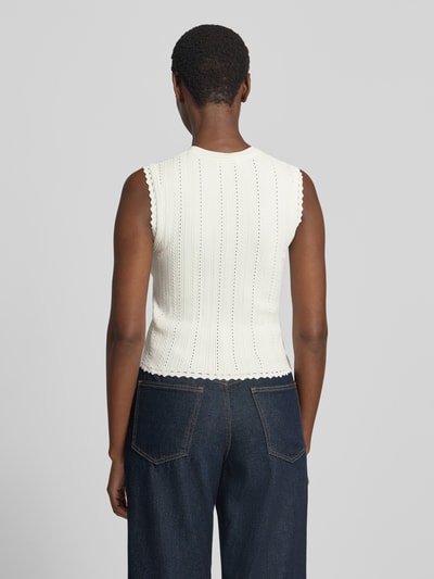 Frauenmodel trägt Stricktop in Pointelle-Strick mit kurzer Knopfleiste von GUESS, Viskose-Mix, cremefarben, Ganzkörperansicht Rückansicht.