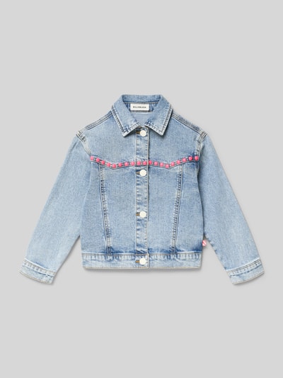 Produktfoto, Jeansjacke mit Nieten und Pailletten von BILLIEBLUSH aus hellblauem Baumwoll-Mix mit Umlegekragen, Knopfleiste, Regular-Fit, Pailletten auf Rückseite, Rückenlänge 30 cm, Schulterbreite 41 cm, Ärmellänge 55 cm, strukturierte Denim-Oberfläche