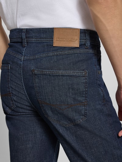Männermodel trägt Jeans mit 5-Pocket-Design von Christian Berg Men, dunkelblauer Baumwoll-Mix mit Stretch-Anteil, Detailaufnahme Rückansicht.