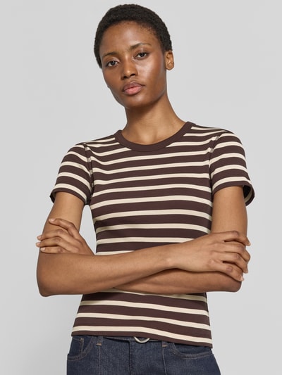 Vrouwenmodel draagt t-shirt met bruine en beige strepen, riblook, ronde hals, slim fit, puur katoen, Model 'KOALE' van DRYKORN, ruglengte maat S 53 cm, vooraanzicht bovenlichaam