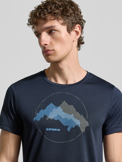 Männermodel trägt Regular Fit T-Shirt mit Rundhalsausschnitt Modell 'Bearden' von Icepeak, Logo-Print, dunkelblau, Nahaufnahme Oberkörper.