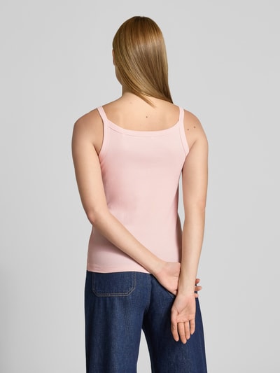 Frauenmodel trägt Trägertop in Ripp-Optik Modell 'Izli' von OPUS, rosa, Slim Fit, Baumwoll-Elasthan, Rückansicht, Ganzkörperansicht.