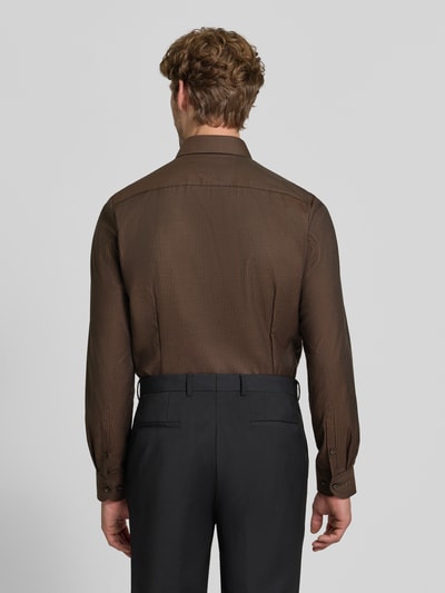 Männermodel trägt Body Fit Businesshemd aus Baumwoll-Mix von OLYMP in Braun mit feinen Streifen, klassische Farben, Ganzkörperansicht Rückansicht, Herren Businesshemd von OLYMP Level 5.