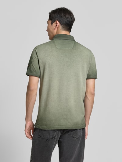 Männermodel trägt Regular Fit Poloshirt mit Label-Stitching von PME Legend aus Reine Baumwolle in Grün, Rückenlänge bei Größe M 72 cm, Ganzkörperansicht Rückansicht.