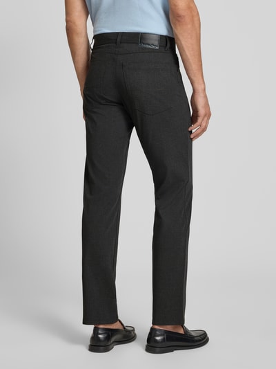 Mężczyzna nosi Comfort Fit Hose mit Eingrifftaschen von Christian Berg Men, mieszanka materiałów z dodatkiem wiskozy, wpuszczane kieszenie, kieszeń z tyłu, kolor ciemnoszary, szerokość w rozmiarze 32/32: 41 cm, długość wewnętrzna nogawki: 78 cm, spodnie materiałowe, całopostaciowy widok z tyłu.
