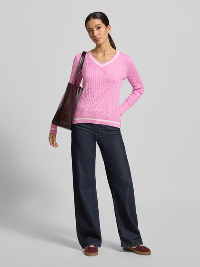 Vrouwenmodel draagt 'Slim Fit Longsleeve in Strick-Optik' van Christian Berg Woman in roze katoenmix, V-hals, elastische boorden, full body vooraanzicht