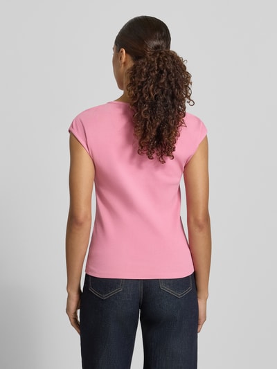 Frauenmodel trägt Regular Fit T-Shirt aus Baumwoll-Mix von Tom Tailor Denim in Optik: Unifarben, Kurzarm, Rundhals, Ganzkörperansicht Rückansicht.