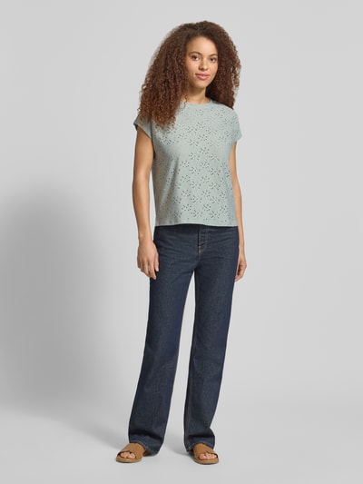 Frauenmodel trägt Relaxed Fit T-Shirt mit Ausbrenner-Effekt Modell 'SMILLA' von Only in Mint, Damen T-Shirt mit Rundhals, Kurzarm, Ganzkörperansicht von vorne.