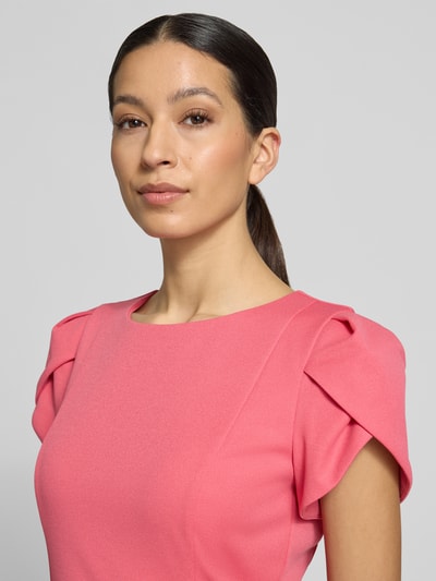 Frauenmodel trägt Knielanges Cocktailkleid mit Rundhalsausschnitt von Vera Mont, Material-Mix mit Stretch-Anteil, Nahaufnahme Oberkörper.