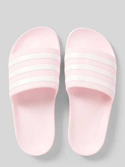 Productfoto, Badeschuhe met labelreliëf model 'ADILETTE AQUA' van adidas Sportswear, lichtroze unikleur, gestructureerde zool, peep toe, open instap.