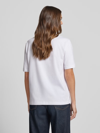 Modelka kobieca nosi damski t-shirt Regular Fit T-Shirt aus reiner Baumwolle Modell 'Dashire_5' od HUGO, biały, gładka faktura, widok całej sylwetki od tyłu.