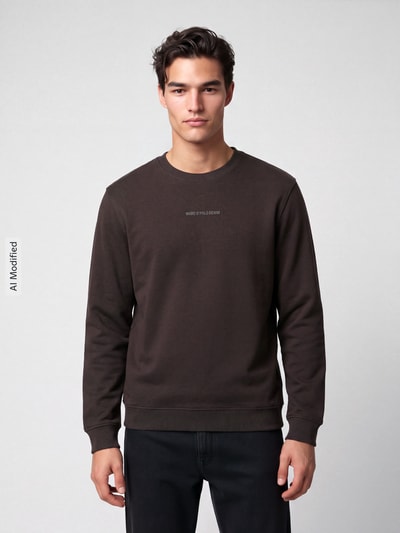 Männermodel trägt Regular Fit Sweatshirt aus reiner Baumwolle von Marc O'Polo DENIM in Dunkelbraun, glatte Textur, Ganzkörperansicht von vorne, KI-modifiziertes Bild.