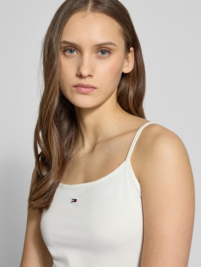 Frauenmodel trägt Regular Fit Trägertop aus Baumwoll-Mix von Tommy Jeans, unifarben, Logo-Stitching, Nahaufnahme Oberkörper.