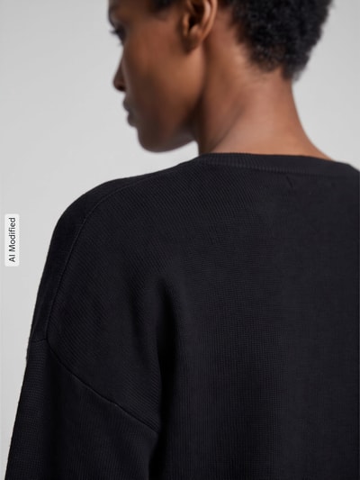 Männermodel trägt Strickjacke mit Rundhalsausschnitt von VERO MODA, unifarben, Viskose-Mix, Nahaufnahme Rücken, KI-modifiziertes Bild