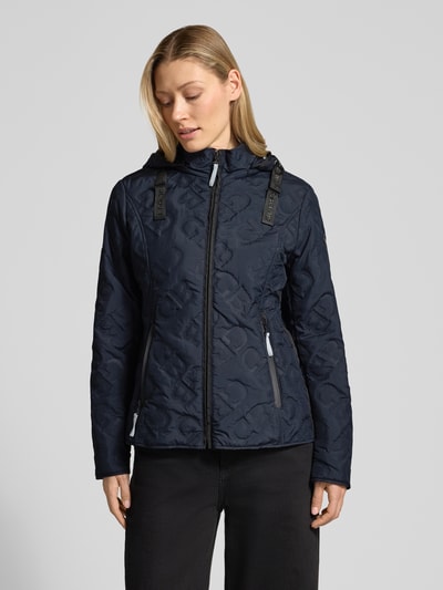 Frauenmodel trägt Jacke mit Stehkragen und Reißverschlusstaschen von Gil Bret, dunkelblau, tailliert, reine Baumwolle, Nahaufnahme Oberkörper.