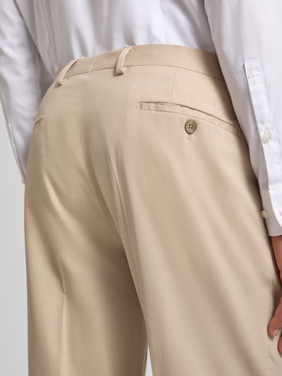 Männermodel trägt Regular Fit Anzug mit Viskose-Anteil von HECHTER PARIS in Beige, glatte Textur, Detailaufnahme Gesäßpartie.