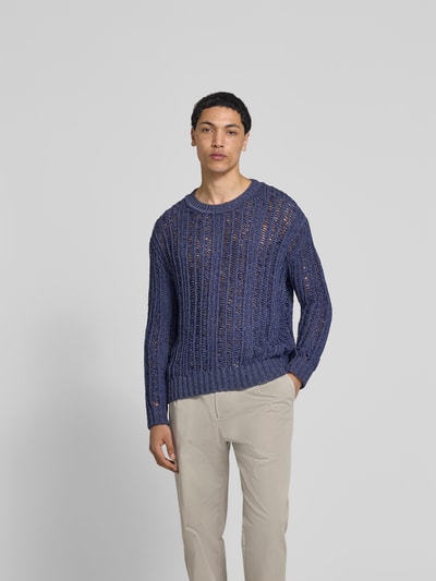 Mannenmodel draagt Regular Fit Pullover in Strick-Optik van Closed, katoenmix, semitransparant, ronde hals, blauwe tinten, frontale volledige lichaamsweergave.