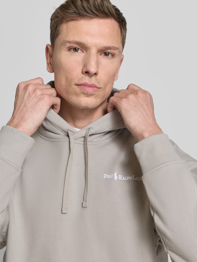 Männermodel trägt Relaxed Fit Hoodie mit Label-Stitching und Känguru-Tasche von Polo Ralph Lauren, Baumwoll-Mix, Nahaufnahme Oberkörper.