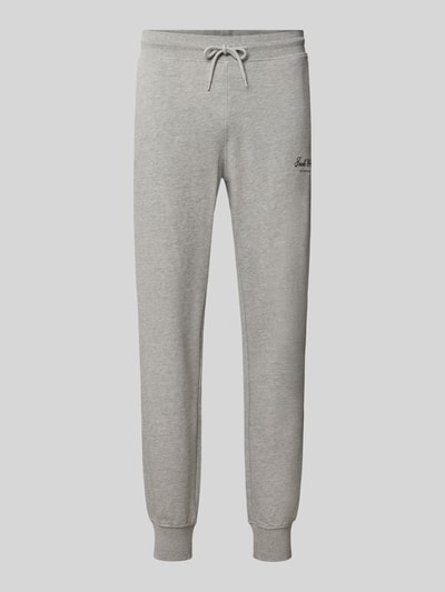 Produktfoto, Sweatpants mit Label-Print Modell 'GORDON' von JACK & JONES in Hellgrau, lockere Passform, elastischer Bund, seitliche Eingrifftaschen