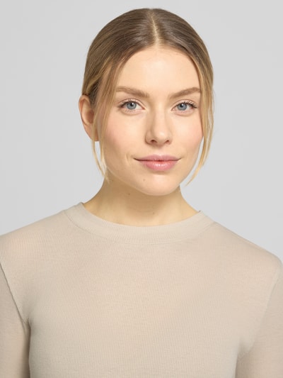Frauenmodel trägt Slim Fit Langarmshirt aus Baumwoll-Mix von Marc O'Polo, Optik: Unifarben, Rundhals, Materialverarbeitung: Ripp, Nahaufnahme Oberkörper.