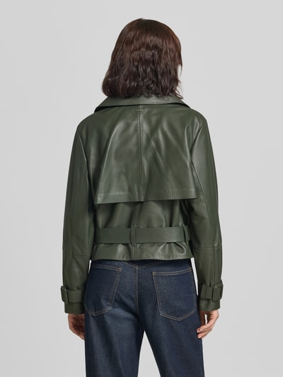 Männermodel trägt olivgrüne kurtka skórzana Regular Fit Lederjacke aus echtem Lammleder Modell 'Satela1' von BOSS, Ganzkörperansicht Rückansicht