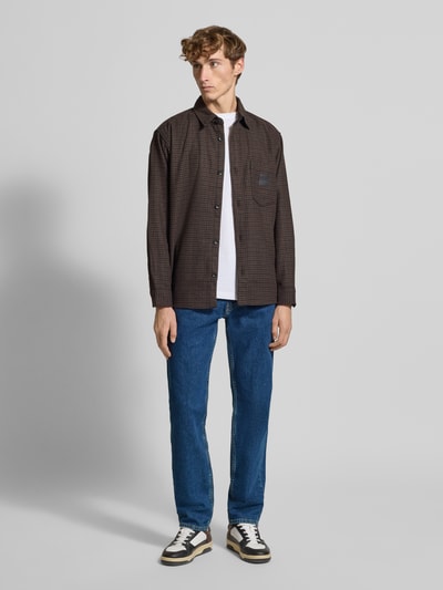 Männermodel trägt Straight Fit Jeans mit 5-Pocket-Design von Levi's®, blaue Farbe, gerader Schnitt, Baumwoll-Elasthan-Mix, Ganzkörperansicht von vorne.