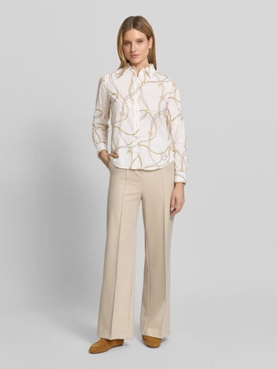 Frauenmodel trägt Regular Fit Bluse im Allover-Look von Gant in Weiß mit beigem Muster, glatte Baumwolle, Ganzkörperansicht von vorne.