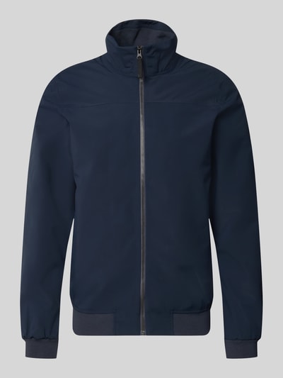 Produktfoto, Regular Fit Jacke mit Stehkragen Modell 'Alvin' von Didriksons in Dunkelblau, strukturierte Oberfläche, Reißverschluss, elastische Abschlüsse, Rückenlänge 68 cm, Schulterbreite 44 cm, Brustweite 56 cm, Ärmellänge 69 cm