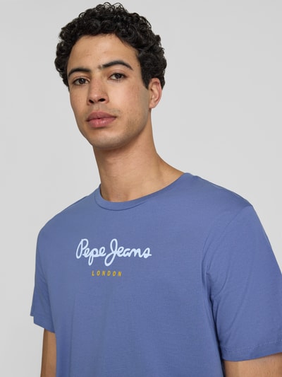 Męski t-shirt Regular Fit T-Shirt aus reiner Baumwolle Modell 'EGGO' von Pepe Jeans, efekt: jednolity kolor, nadruk z logo, naszywka z logo, okrągły dekolt, krótki rękaw, dżersej, bawełna, Nahaufnahme Oberkörper.