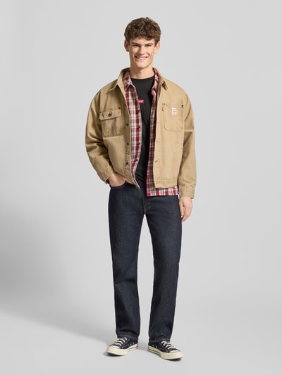Männermodel trägt T-Shirt mit Label-Detail von Levi's®, Herren T-Shirt aus reiner Baumwolle, Relaxed-Fit, Ganzkörperansicht von vorne.