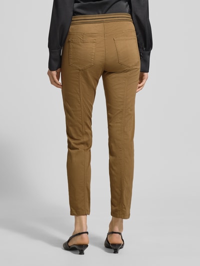 Frauenmodel trägt Hose mit Eingrifftaschen von LUISA CERANO aus Baumwoll-Elasthan-Mix in Braun, Regular-Fit, elastischer Bund, Ganzkörperansicht Rückansicht.