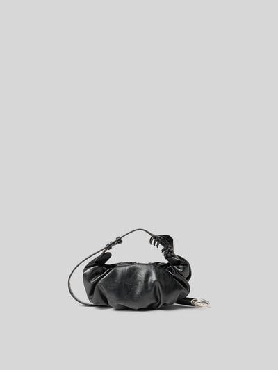 Produktfoto, schwarze Shoulder Bag mit Raffungen von Diesel, Reißverschluss-Hauptfach, verstellbarer Riemen, Logo-Detail, Haarklammer, glatte Textur