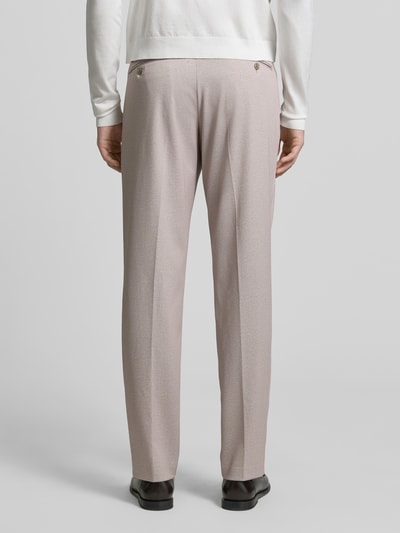 Męski model nosi Stoffhose mit Gesäßtaschen od Christian Berg Men w beżowym kolorze, proste nogawki, tylne kieszenie, elegancka faktura, szerokość w rozmiarze 50: 35 cm, długość nogawki 82 cm, widok całej sylwetki od tyłu.