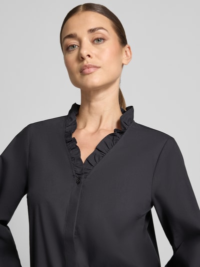Frauenmodel trägt Regular Fit Langarmbluse aus Baumwoll-Mix von MORE & MORE, Schwarz, Stehkragen mit Rüschen, V-Ausschnitt, Nahaufnahme Oberkörper.