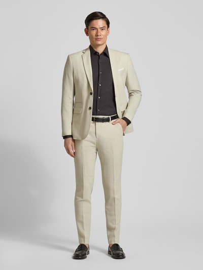 Männermodel trägt Regular Fit Freizeithemd aus Baumwoll-Mix Modell 'H-JOE-K-C1-261' von BOSS in Schwarz, Ganzkörperansicht von vorne.