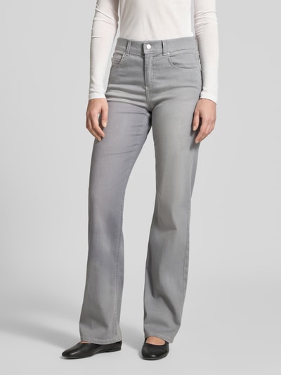 Frauenmodel trägt Straight Fit Jeans im 5-Pocket-Design Modell 'Lara' von Angels aus grauem Baumwoll-Mix mit Stretch-Anteil, Nahaufnahme Oberkörper. Bundweite bei Größe 36/30: 39 cm, Innenbeinlänge: 78 cm, sichtbarer Knopf- und Reißverschluss.