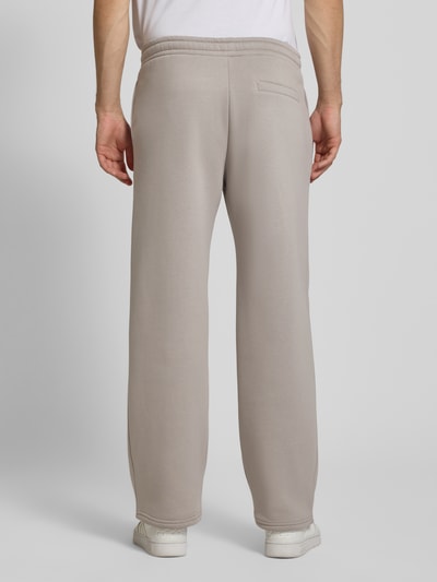 REVIEW Regular Fit Sweatpants mit Gesäßtasche Hellgrau 5