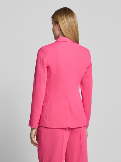 Frauenmodel trägt Regular Fit Blazer mit Pattentaschen von Christian Berg Woman Selection, pink, Material-Mix mit Stretch-Anteil, Ganzkörperansicht Rückansicht.