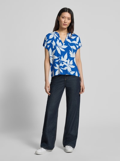 Frauenmodel trägt Relaxed Fit T-Shirt aus Viskose-Mix von s.Oliver RED LABEL in Blau mit floralem Allover-Muster, Ganzkörperansicht von vorne.