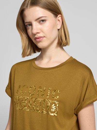 Frauenmodel trägt Damen T-Shirt mit Rundhalsausschnitt und Print Modell 'MARICA' von Soyaconcept in Braun, Lyocell-Elasthan-Mix, Relaxed-Fit, Ärmel mit Aufschlag, Rückenlänge bei Größe S 62 cm, Nahaufnahme Oberkörper.