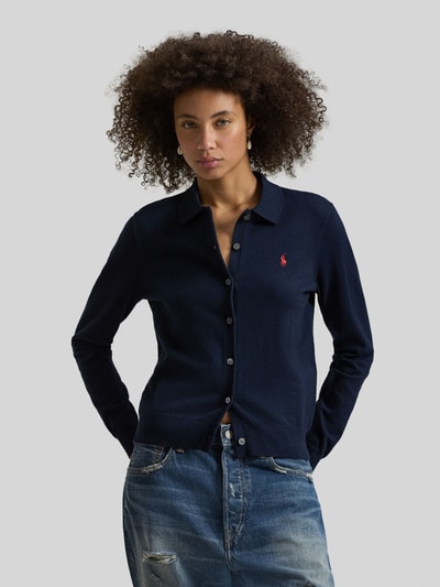 Frauenmodel trägt Slim Fit Strickjacke aus Baumwoll-Mix von Polo Ralph Lauren in Dunkelblau, Feinstrick, Logo-Stitching, Ganzkörperansicht von vorne.