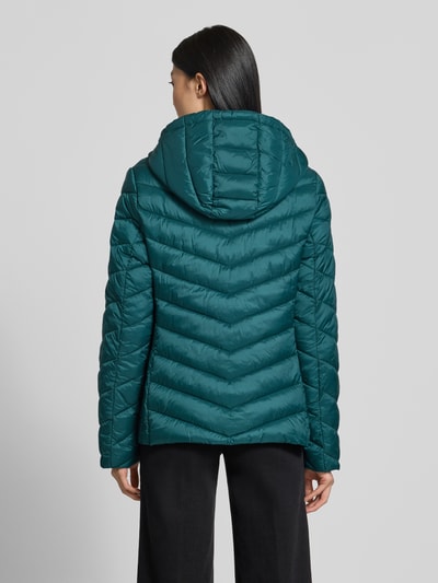Frauenmodel trägt Regular Fit Puffer Jacket mit Reißverschlusstaschen von Jake*s Casual, jednokolorowy, kaptur, krój regular fit, materiał: stepp, długi rękaw, kieszenie zapinane na zamek błyskawiczny, widok całej sylwetki od tyłu.