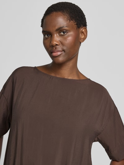 Frauenmodel trägt Blusenshirt aus Modal-Mix Modell 'Seira' von OPUS, braun, glatte Textur, Regular Fit, Nahaufnahme Oberkörper, Damenmode.