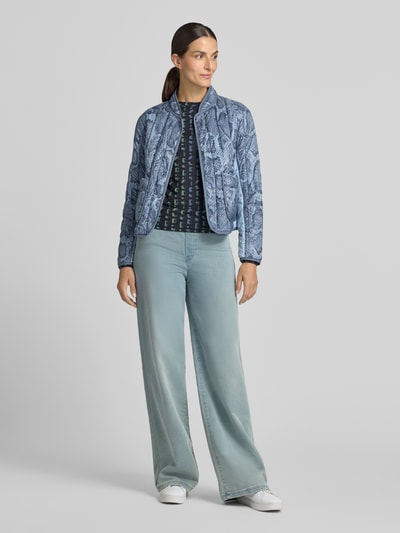 Frauenmodel trägt Wide Fit Jeans aus Baumwoll-Mix von Marc Cain in Hellblau mit elastischem Bund und Eingrifftaschen, Ganzkörperansicht von vorne.