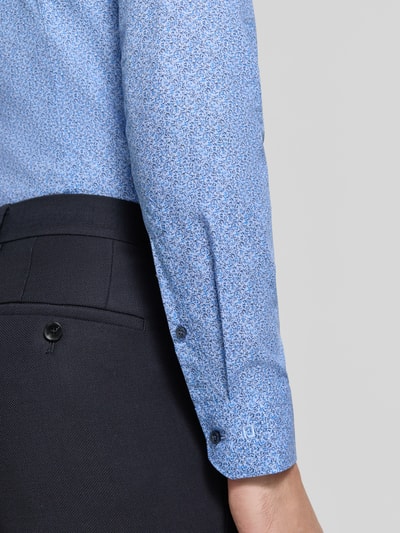 Männermodel trägt Slim Fit Freizeithemd mit Kentkragen von OLYMP No. Six, blauer floraler Allover-Print, Nahaufnahme Oberkörper, reine Baumwolle